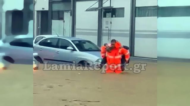 Λαμιώτης πυροσβέστης απεγκλωβίζει γυναίκα από χείμαρρο στο Βόλο (ΒΙΝΤΕΟ)