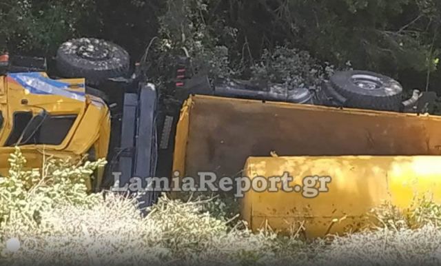 Φορτηγό έπεσε σε γκρεμό - Νεκρός ο οδηγός, τραυματίστηκε παιδί