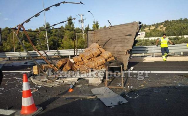 Ανατροπή νταλίκας στην εθνική οδό Αθηνών - Λαμίας (ΒΙΝΤΕΟ)