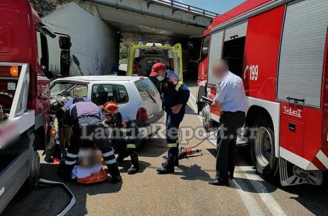 Τροχαίο με εγκλωβισμένη οδηγό στον παράδρομο έξω από τη Λαμία - ΦΩΤΟ