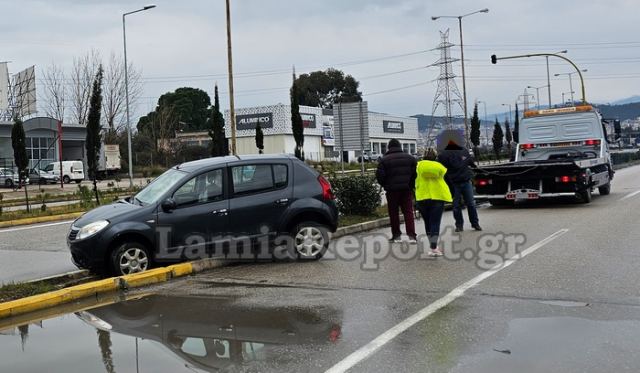 Λαμία: «Καβάλησε» τη νησίδα στην είσοδο της πόλης