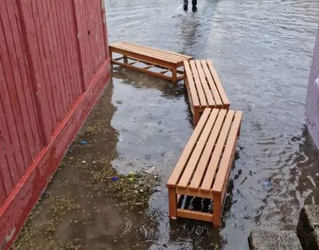 Γέφυρα από παγκάκια για νήπια στα Τρίκαλα (ΒΙΝΤΕΟ)