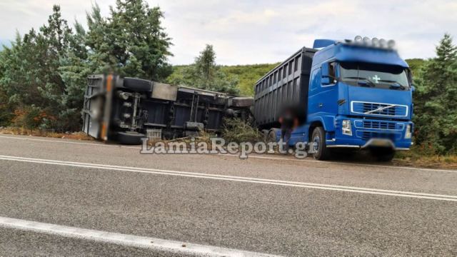 Λαμία: «Έφυγε» εκτός δρόμου νταλίκα (ΦΩΤΟ)