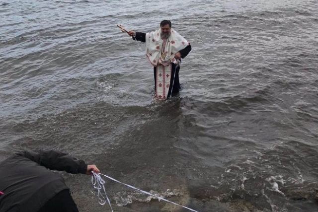 Φθιώτιδα: Δεν βούτηξε κανένας και... έπεσε ο παπάς για το Σταυρό !!!