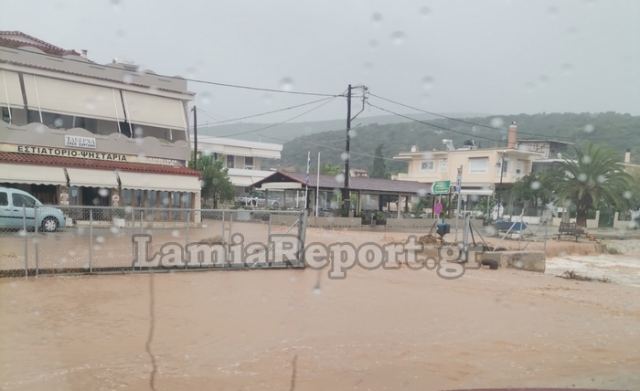 Κοκκίνισε η θάλασσα στη Γλύφα (ΒΙΝΤΕΟ)