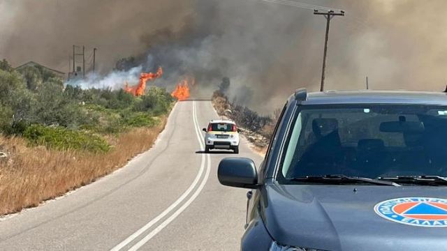 Φωτιά στη Βοιωτία: Απεγκλωβίστηκαν 60 ατόμα με δύο σκάφη από την παραλία Σαράντη