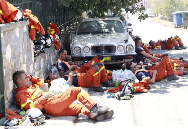 Συγκλονιστικές φωτογραφίες με κατάκοπους πυροσβέστες στο Ντράφι – Σωριασμένοι στο δρόμο παίρνουν μια ανάσα