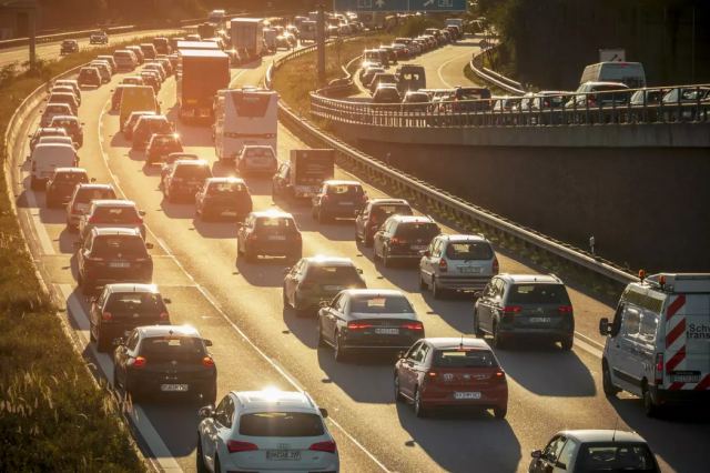 ΥΠΕΝ για καύσωνα «Κλέων»: Μειώστε τη χρήση ΙΧ, βάλτε βενζίνη μετά τη δύση του ηλίου