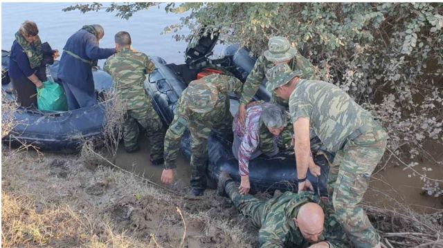 Συγκλονιστικό στιγμιότυπο: Πεζοναύτης ξαπλώνει στις λάσπες για να περάσουν πάνω του ηλικιωμένοι πλημμυροπαθείς