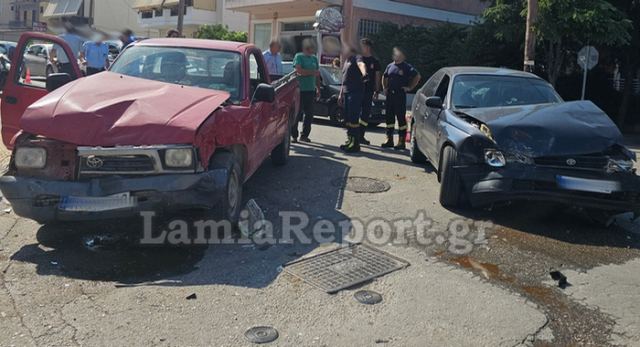 Λαμία: Παραβίασε STOP και συγκρούστηκε ταυτόχρονα με δύο αυτοκίνητα (ΒΙΝΤΕΟ-ΦΩΤΟ)