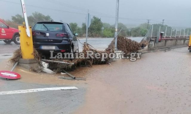 Φθιώτιδα: Χείμαρρος παρέσυρε αυτοκίνητα - Δείτε εικόνες