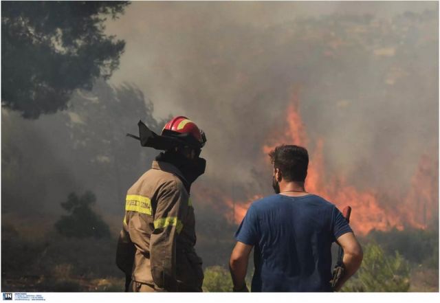 Φωτιές: Συγκλόνισε Έλληνας πυροσβέστης με το δώρο σε Ρουμάνο συνάδελφό του