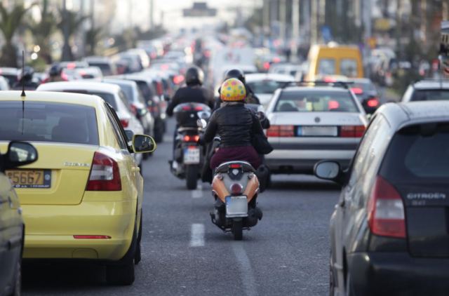 Επιτρέπεται τα μηχανάκια να περνούν ανάμεσα από τα αυτοκίνητα; -Τι λέει ο νόμος