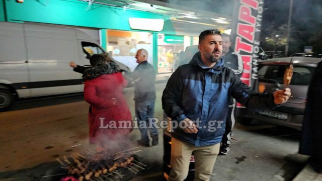 Λαμία: Τσίκνισαν στο δρόμο με κλαρίνο και μοίρασαν σουβλάκια - ΒΙΝΤΕΟ