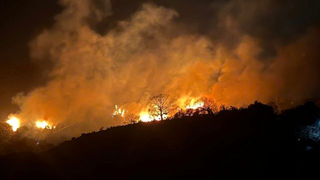 Σε ύφεση η φωτιά στον Ταΰγετο – Εκκενώθηκε ο οικισμός Αράχωβα