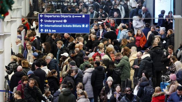 Απελπισία για 30.000 επιβάτες του Eurostar – Αποκλείστηκαν στο Λονδίνο όταν ακυρώθηκαν τα δρομολόγια λόγω πλημμύρας