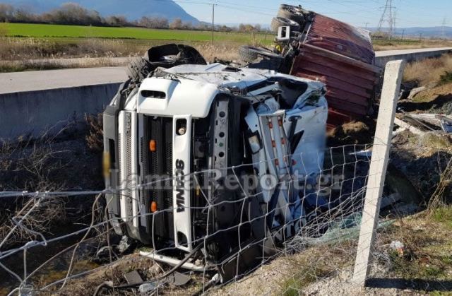 Λαμία: Διαλύθηκε η νταλίκα - Από θαύμα σώθηκε ο οδηγός (ΦΩΤΟ)