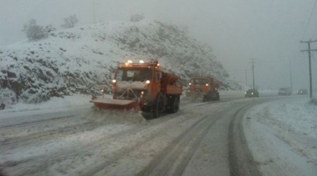 Άρχισε να χιονίζει και στη Φθιώτιδα - Έπιασαν δουλειά οι αλατιέρες - Προσοχή στους δρόμους