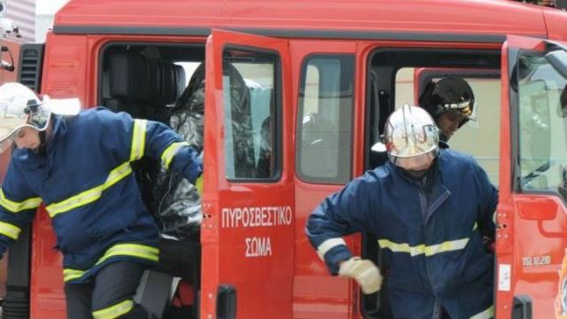 ΤΩΡΑ: Συναγερμός για πυρκαγιά σε σπίτι με εγκλωβισμένο άτομο