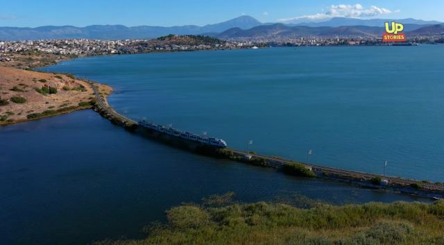 Ένα τρένο διασχίζει τα κύματα - Δείτε ΒΙΝΤΕΟ