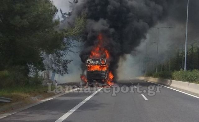 Λαμπάδιασε νταλίκα φορτωμένη με ελιές - Δείτε ΒΙΝΤΕΟ