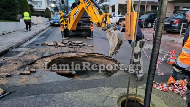 Άνοιξε τρύπα σε δρόμο της νότιας Λαμίας (ΒΙΝΤΕΟ-ΦΩΤΟ)