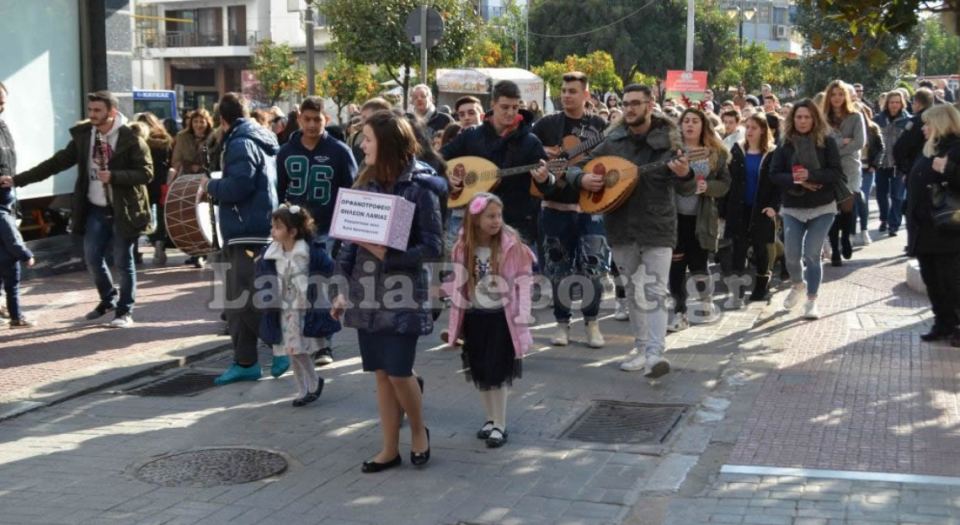 Το Μουσικό Σχολείο Λαμίας βγήκε στους δρόμους για καλό σκοπό (ΒΙΝΤΕΟ- ΦΩΤΟ)