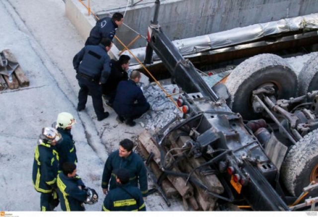 Αναποδογύρισε ο γερανός πέφτοντας μέσα στο μετρό - Τραγικό τέλος για τον χειριστή! [pics, vid]