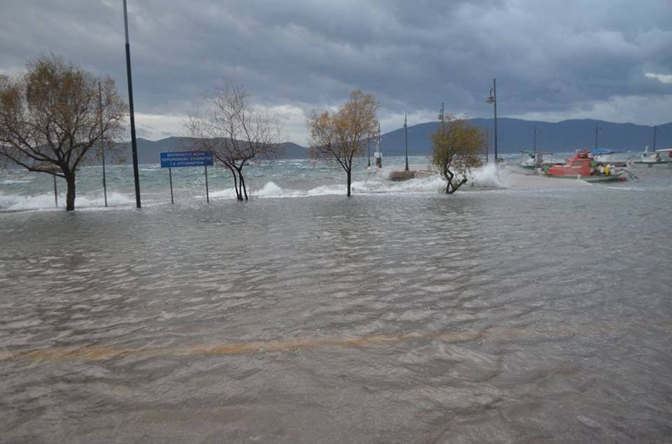 Γλύφα: Ο νοτιάς έβγαλε τη θάλασσα στη στεριά (ΒΙΝΤΕΟ - ΦΩΤΟ)