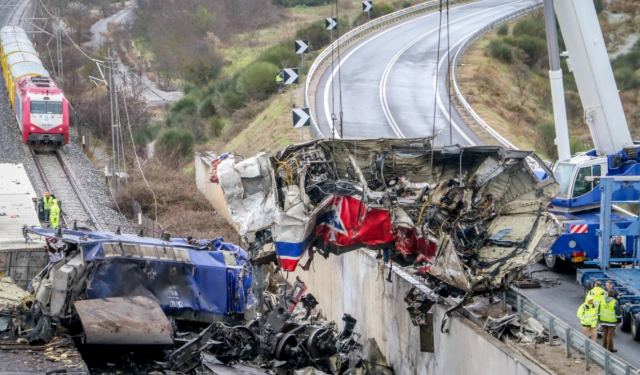 Σύγκρουση τρένων στη Λάρισα: Απομακρύνονται και τα τελευταία βαγόνια από το σημείο