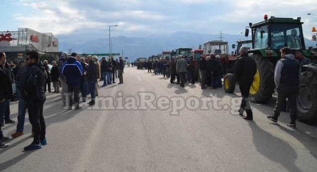 Παραμένουν στα μπλόκα οι αγρότες - Ποιες ώρες θα κλείσουν την εθνικη οδό