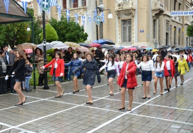 Παρέλαση υπό βροχή στη Λαμία - Το παρασκήνιο για τα κάγκελα που τελικά δεν μπήκαν - Δείτε ΦΩΤΟ