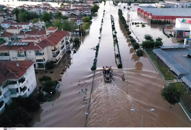 Μάχη με τη λάσπη, τη δυσοσμία και τα κουνούπια στην Θεσσαλία - Παραμένει τεράστιο πρόβλημα το νερό