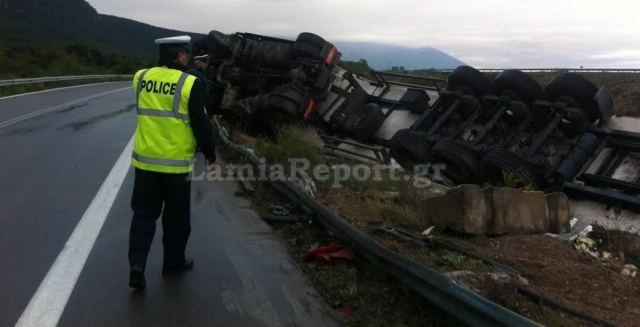 Τούμπαρε νταλίκα σε παράδρομο έξω από τη Λαμία - ΦΩΤΟ