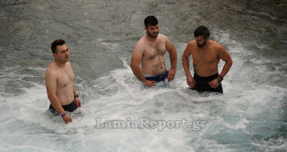 Έπεσαν στα παγωμένα νερά του Γοργοπόταμου (ΒΙΝΤΕΟ-ΦΩΤΟ)