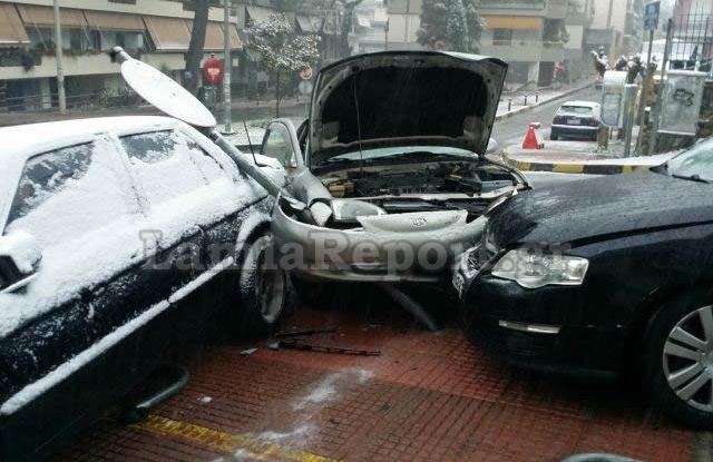 Λαμία: Έχασε τον έλεγχο στη χιονισμένη κατηφόρα (ΦΩΤΟ)