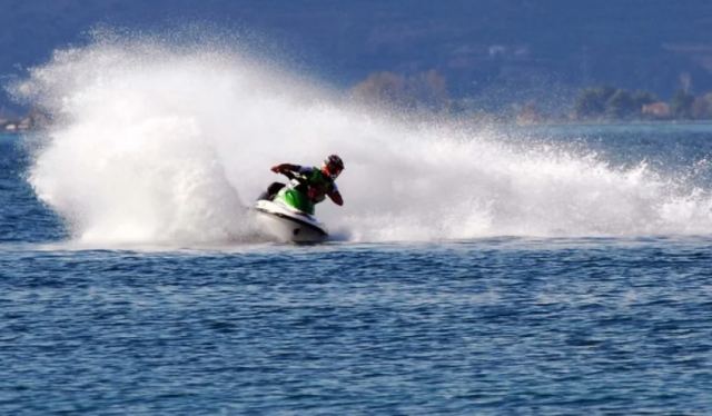 Έχασε τη ζωή του σε σύγκρουση δύο jet ski που οδηγούσαν οι γονείς του