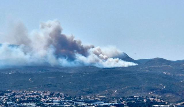 Φωτιά μέσα στον δρυμό της Πάρνηθας, πνέουν ισχυροί άνεμοι- Δείτε βίντεο