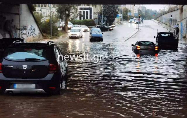 Εγκλωβισμένα αυτοκίνητα στην υπόγεια διάβαση της Σπύρου Λούη στο Μαρούσι