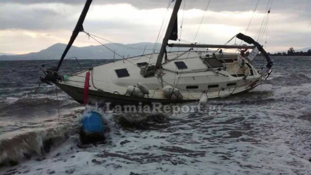 Σκάφος βγήκε στη στεριά στον Άγιο Κωνσταντίνο (ΦΩΤΟ)