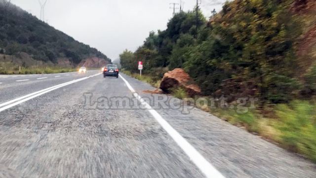 Έπεσε βράχος στο δρόμο για Μπράλο