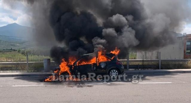 Φθιώτιδα: Λαμπάδιασε αυτοκίνητο στην εθνική οδό - Δείτε εικόνες