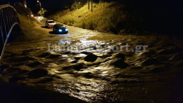 Λαμία: Εγκλωβίστηκαν με το αυτοκίνητο μέσα στο χείμαρρο!