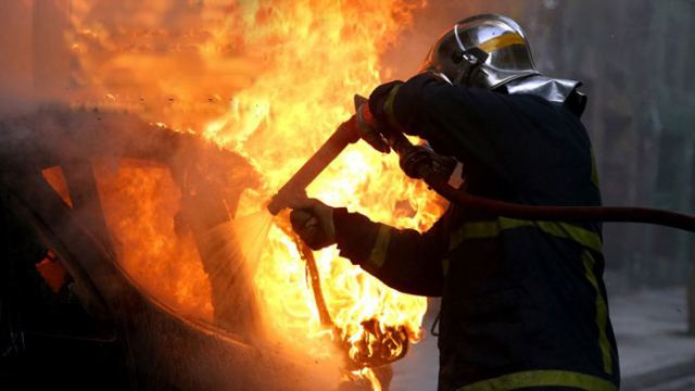 Στις φλόγες ΙΧΕ και μηχανάκι τα ξημερώματα στη Νέα Αρτάκη