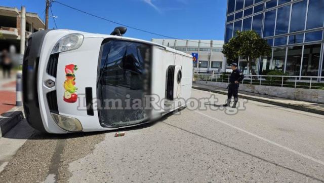 Λαμία: Τούμπαρε βανάκι μετά από τροχαίο σε διασταύρωση - ΦΩΤΟ