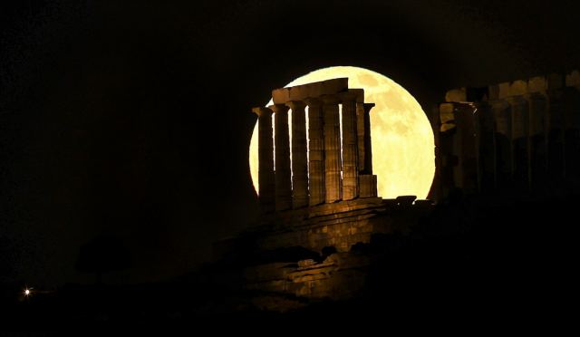 Μαγικές εικόνες από την Πανσέληνο Μαΐου - Γιατί ονομάστηκε 