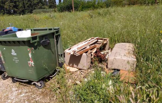 Ως πότε τα σκουπίδια θα «διακοσμούν» το χώρο;