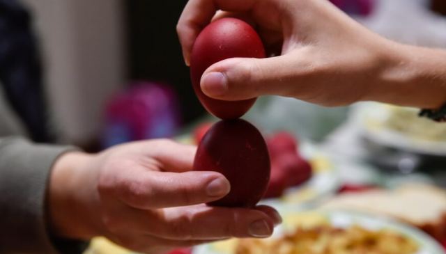 Στα περσινά επίπεδα το πασχαλινό τραπέζι, αλλά με ανοδικές τιμές στα καύσιμα – Στις 24 Απριλίου το Καλάθι του Πάσχα