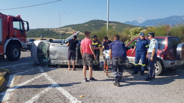 Λαμία: Εγκλωβίστηκε στο τουμπαρισμένο αυτοκίνητο - Δείτε εικόνες