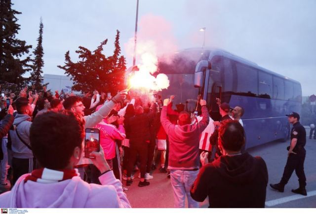 Ολυμπιακός: «Φέρτε μας το ευρωπαϊκό» – Αποθεωτική υποδοχή στο αεροδρόμιο για τους θριαμβευτές της Βαρκελώνης